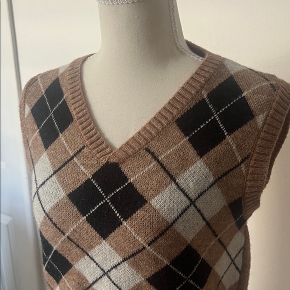 Argyle V-Neck Knit Sweater Vest in Brown and Black - Picture 4 of 5